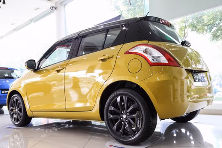 Suzuki Swift 2017 sở hữu ngoại hình mạnh mẽ, nhỏ gọn - chiều dài tổng thể 3.850 mm, rộng 1695 mm và cao 1.510 mm. Chiều dài cơ sở 2.430 mm. Xe sở hữu lưới tản nhiệt đen cùng cụm đèn trước và sau lớn. Ngoài ra, camera lùi, gương gập điện là trang bị cộng thêm trên phiên bản mới này.