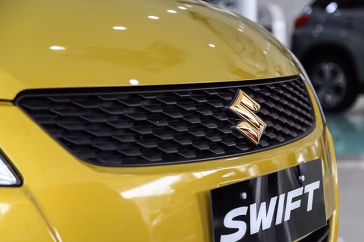 Mặc dù Swift là xe thuộc phân khúc B, cạnh tranh với Toyota Yaris hay Kia Rio, nhưng với đợt giảm giá này thì xe đã xuống tiệm cận với dòng xed giá rẻ Hyundai Grand i10 ở phân khúc A. Hiện nay, giá Grand i10 cao nhất đang là 435 triệu đồng với bản xe lắp ráp CKD đời 2017, động cơ 1.2L, cả phiên bản sedan lẫn hatchback.