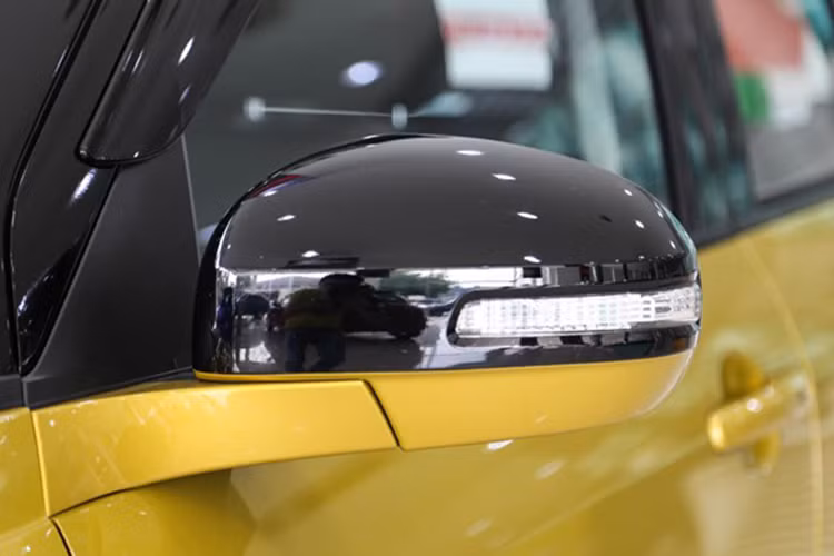 Suzuki Swift 2017 được trang bị khối động cơ 4 xy-lanh, dung tích 1.4 lít, công suất cực đại 94 mã lực tại 6.000 vòng/phút và mô-men xoắn 130 Nm tại 4.000 vòng/phút. Mức tiêu hao nhiên liệu trong thành phố khoảng 8 lít/100 km, ngoài xa lộ 5,1 lít/100 km và trung bình 6,2 lít/100 km.