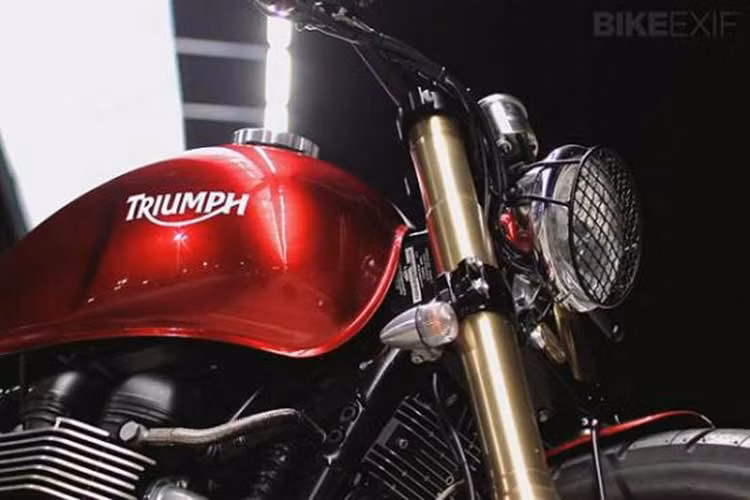 Ghi đông nguyên bản trên xe cũng được thay mới bằng một chiếc ghi đông FatBars Renthal cho góc lái thoải mái hơn.