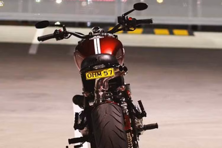 Để đưa được bánh sau với kích thước lớn, Wenley phải chỉnh sửa lại kết cấu. Anh thay một chiếc càng sau lớn và dài hơn, kết hợp chuyển đổi thành thụt đơn, đặt ở giữa khung sau.