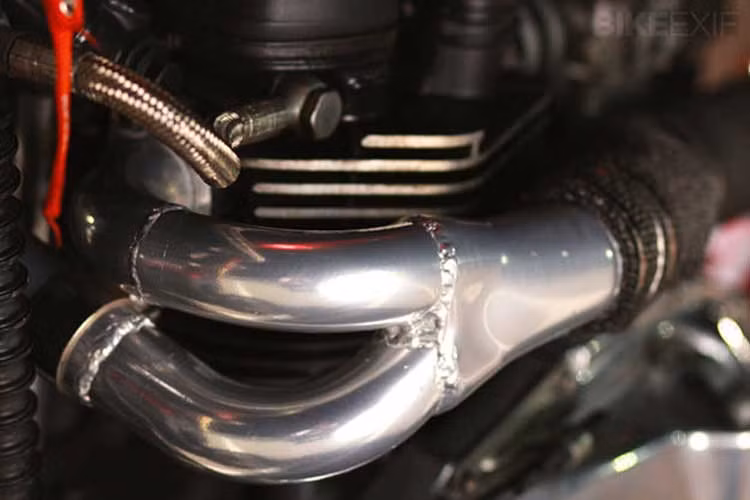 Pô xe được chuyển sang dạng “2 in 1” với đường ống xả nguyên bản được làm mới hoàn toàn và chạy chung vào một đường nhưng lại chạy tiếp ra 2 phần lon pô tách biệt, nhờ đó tiếng âm thanh lạ và mạnh mẽ.