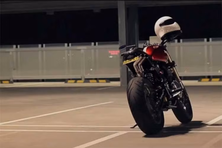 Thụt trước được thay thế với dạng thụt Upside down, riêng với thụt sau việc xử lý có phần phức tạp hơn.