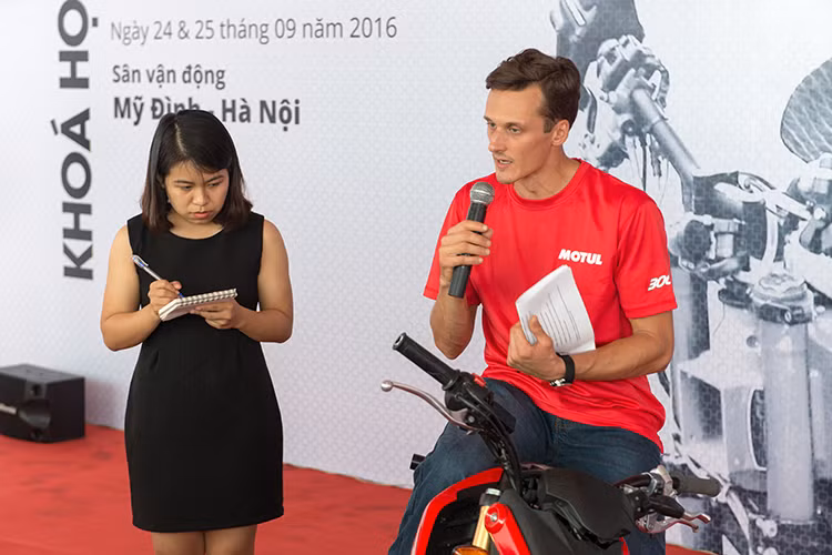 Dưới sự hướng dẫn và đào tạo của Aaron Twite - stunter nổi tiếng đến từ nước Mĩ đồng thời cũng là giám khảo của 3 mùa Motul Stuntfest tại Việt Nam gần đây, đã có khá nhiều thí sinh thực hiện thành công các bài diễn khó ngay ngày luyện tập đầu tiên.