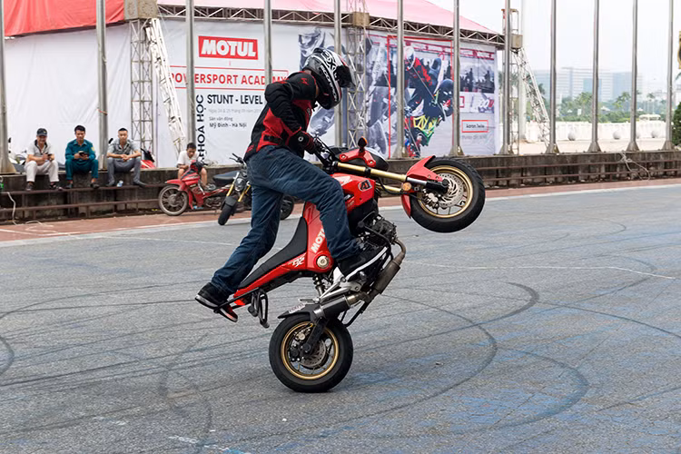 Với kĩ năng wheelie, Aaron yêu cầu học viên cần nhuần nhuyễn với tay côn và ga, cảm giác tốt, chăm chỉ luyện tập và vượt qua sự sợ hãi. ĩ năng stoppie khá nguy hiểm với người mới bắt đầu nên được Aaron cân nhắc khá nhiều bạn trẻ mới chơi nên tập ra sao, như thế nào...