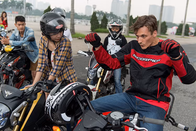 Với mục tiêu đào tạo và phát hiện ra các stunter chuyên nghiệp tương lai, Aaron đã thực sự rất nghiêm túc cũng như tận tình trong việc hướng dẫn. Điều khá đặc biệt trong buổi học lần này là có cả một số biker nữ tham gia học tập kinh nghiệm stunt, đặc biệt là kỹ năng bốc đầu môtô.