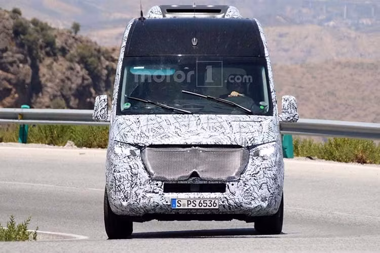 Hãng xe đến từ Stuttgart hứa hẹn rằng mẫu Sprinter hoàn toàn mới sẽ sở hữu một số công nghệ then chốt mà hãng từng giới thiệu trên mẫu Vision Van concept. Có thể kể đến như hệ thống trợ lái nâng cấp, công nghệ kết nối tốt hơn và công nghệ viễn thông đặc biệt cho phép nó hoạt động hiệu quả khi phải di chuyển theo đoàn xe.