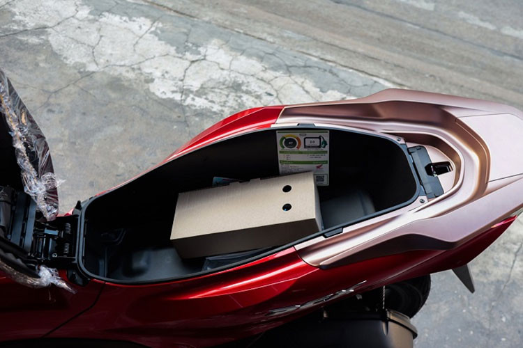 Bên dưới yên là cốp để đồ có dung tích tăng 2,4 lít lên 30,4 lít và có một cổng cắm sạc USB. Hệ thống khóa thông minh của PCX 160, ngoài tính năng khởi động xe và đóng mở cốp, còn mở được cả tùy chọn thùng để đồ lắp phía sau yên. Nếu người điều khiển xe quên không khóa xe, hệ thống sẽ tự động khóa.