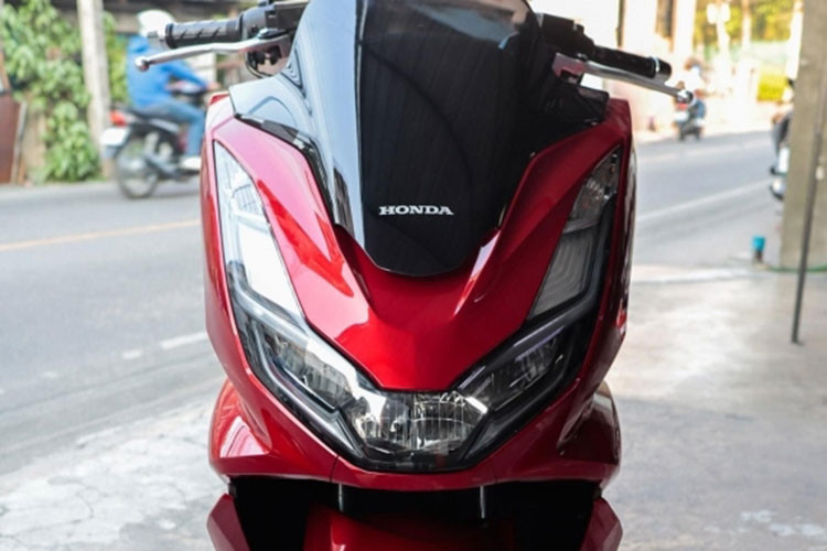 Về tổng thể, Honda PCX 160 thế hệ mới đã có sự lột xác về thiết kế với đèn pha LED, đèn định vị LED với họa tiết mới, kính chắn gió lớn hơn bản cũ, cụm đèn hậu LED kiểu chữ X hiệu ứng 3D, yên xe phân tầng, sàn để chân thiết kế lại cho tư thế ngồi thoải mái hơn.