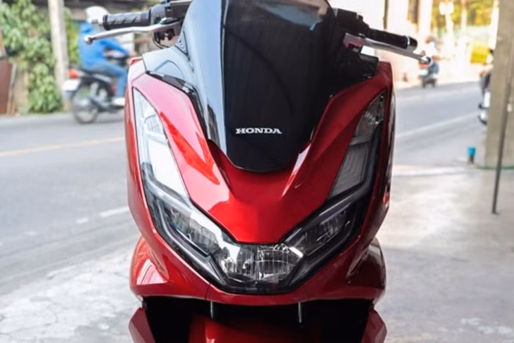 Về tổng thể, Honda PCX 160 thế hệ mới đã có sự lột xác về thiết kế với đèn pha LED, đèn định vị LED với họa tiết mới, kính chắn gió lớn hơn bản cũ, cụm đèn hậu LED kiểu chữ X hiệu ứng 3D, yên xe phân tầng, sàn để chân thiết kế lại cho tư thế ngồi thoải mái hơn.