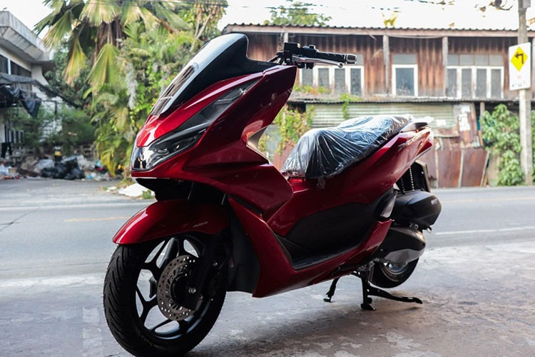 Honda PCX 160 hoàn toàn mới được trang bị động cơ SOHC 4 van eSP+ thế hệ mới có dung tích 156,93 cc. Khối động cơ này sẽ cho ra công suất lên đến 15,6 HP tại 8500 vòng/phút và mô men xoắn cực đại 15 Nm tại 6.500 vòng/phút. Động cơ trên Honda PCX 160 có thêm 2 van và dung tích lớn hơn so với PCX 150, đồng thời xe sản sinh công suất và lực kéo lớn hơn.