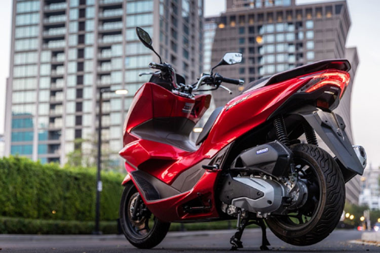 Trong đó, phiên bản PCX 160 e:HEV hybrid có 2 lựa chọn chế độ lái gồm: chế độ bình thường (D Mode) và chế độ thể thao (S Mode). Mức giá xe Honda PCX 160 2021 chưa công bối chính hãng, tuy nhiên một số đơn vị nhập khẩu tư nhân tại Việt Nam đã chào bán xe từ 80 triệu đồng.