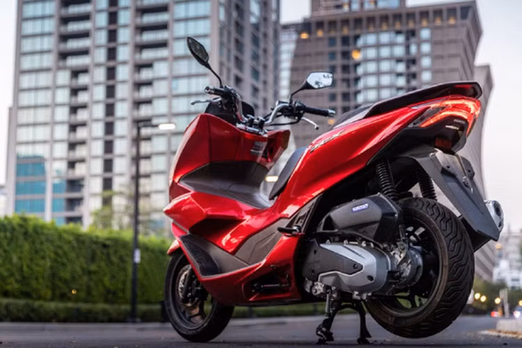 Trong đó, phiên bản PCX 160 e:HEV hybrid có 2 lựa chọn chế độ lái gồm: chế độ bình thường (D Mode) và chế độ thể thao (S Mode). Mức giá xe Honda PCX 160 2021 chưa công bối chính hãng, tuy nhiên một số đơn vị nhập khẩu tư nhân tại Việt Nam đã chào bán xe từ 80 triệu đồng.