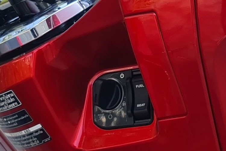 Xe sở hữu kích thước tổng thể với chiều Dài x Rộng x Cao lần lượt là 1.935 x 1.108 x742 mm, chiều dài cơ sở 1.313mm, khoảng sáng gầm 134mm với trọng lượng tổng thể khoảng 129kg. Ngoài khoá thông minih Smartkey phía trước còn có hộc đựng đồ kèm xạc các thiết bị di động.