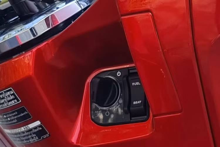 Xe sở hữu kích thước tổng thể với chiều Dài x Rộng x Cao lần lượt là 1.935 x 1.108 x742 mm, chiều dài cơ sở 1.313mm, khoảng sáng gầm 134mm với trọng lượng tổng thể khoảng 129kg. Ngoài khoá thông minih Smartkey phía trước còn có hộc đựng đồ kèm xạc các thiết bị di động.