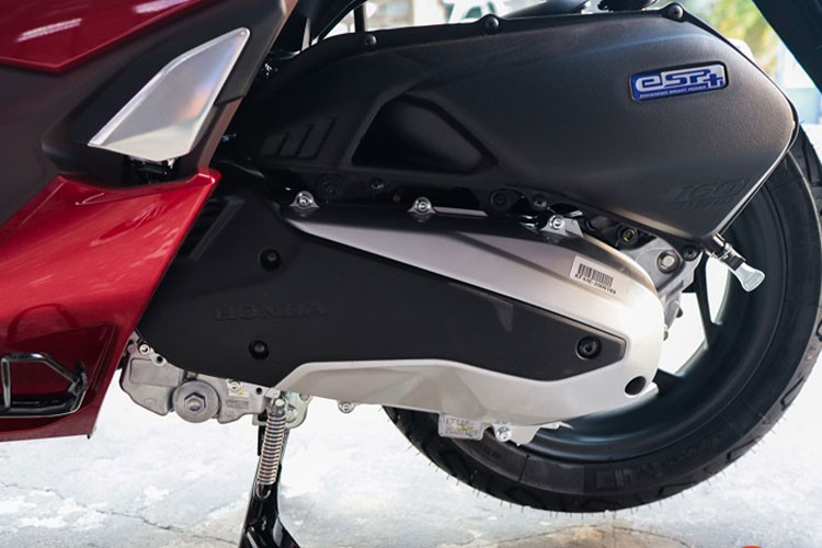 Nhằm tập trung đem lại cho người dùng những trải nghiệm tốt nhất, trên mẫu xe ga PCX 160 mới 2021 sử dụng giảm xóc trước loại ống lồng đường kính 31 mm, hành trình 89 mm. Trong khi đó, giảm xóc sau được nâng cấp với hành trình 95 mm, dài hơn 10 mm so với đời trước và được làm nặng hơn nhằm tăng độ ổn định cho xe.