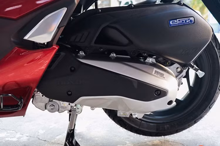 Nhằm tập trung đem lại cho người dùng những trải nghiệm tốt nhất, trên mẫu xe ga PCX 160 mới 2021 sử dụng giảm xóc trước loại ống lồng đường kính 31 mm, hành trình 89 mm. Trong khi đó, giảm xóc sau được nâng cấp với hành trình 95 mm, dài hơn 10 mm so với đời trước và được làm nặng hơn nhằm tăng độ ổn định cho xe.