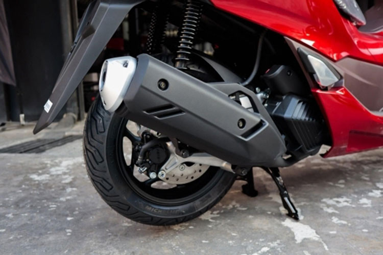 Honda trang bị cho PCX 160 mới bộ mâm nhôm đúc được thay đổi họa tiết. Mâm sau được làm nhỏ lại 1 inch, xuống còn 13 inch. Bên cạnh đó, PCX 160 2021 sử dụng bộ lốp to hơn, 110/70-14 ở trước và 130/70-13 ở sau đi kèm hệ thống phanh ABS 1 kênh và công nghệ kiểm soát mô-men xoắn HSTC (Honda Selectable Torque Control) giúp duy trì độ bám đường của xe khi qua địa hình trơn trượt, cát...