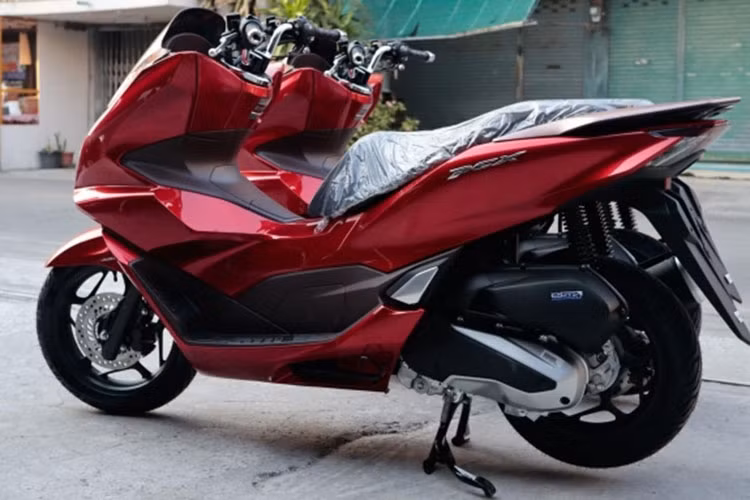 Tại thị trường Việt Nam, mẫu xe ga Honda PCX 160 thế hệ mới dự kiến sẽ có 5 màu sắc gồm: Xám đen, Đỏ đen, Trắng đen, Đỏ nâu, Đen nâu (gồm bản ABS và không ABS). Phiên bản e:HEV hiện chỉ có 1 màu là Trắng xanh.