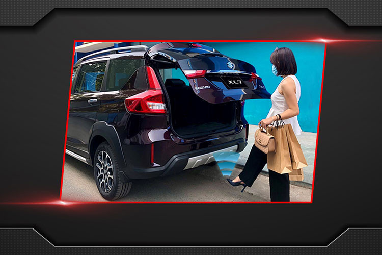 Kể từ lần đầu ra mắt vào năm 1998, XL7 thế hệ đầu tiên với nền tảng từ dòng SUV Grand Vitara nổi tiếng của Suzuki, từng là mẫu SUV được yêu thích rộng rãi tại Mỹ. Mẫu xe đã được bán ra hơn 100.000 chiếc mỗi năm ở thị trường Mỹ và được trao giải thưởng Best Buy của tạp chí Consumers Digest.