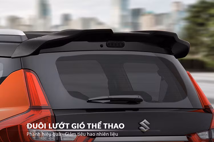 Các trang vị trên Suzuki XL7 Sport Limited tại Việt Nam bao gồm: Camera 360 độ; Gương chiếu hậu điện tử bên trong, tích hợp camera hành trình; Sạc điện thoại không dây; Cửa cốp điện, có cảm biến 'đá cốp' để đóng/mở; Đuôi lướt gió thể thao...