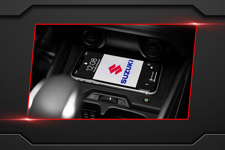 Bên cạnh đó, phía sau đã được trang bị cửa cốp mở điện có cảm biến, thay vì loại đóng mở cơ như trước. Để đóng hay mở cửa cốp, người dùng chỉ cần đưa chân xuống phía dưới hoặc có thể đóng/mở chỉ bằng một nút bấm.