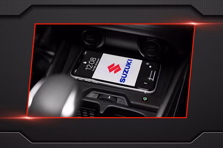 Bên cạnh đó, phía sau đã được trang bị cửa cốp mở điện có cảm biến, thay vì loại đóng mở cơ như trước. Để đóng hay mở cửa cốp, người dùng chỉ cần đưa chân xuống phía dưới hoặc có thể đóng/mở chỉ bằng một nút bấm.