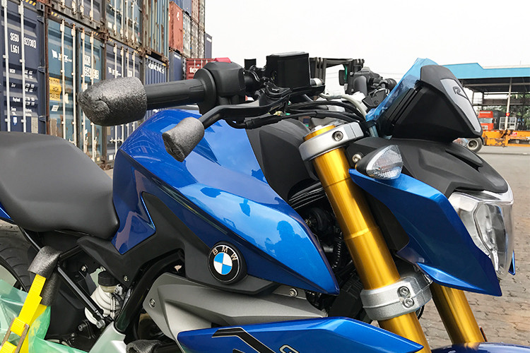 Cụ thể, dàn xe BMW G310R mới đã chính thức cập cảng Sài Gòn và theo thông tin từ phía đại lý chính hãng của Motorrad Việt Nam cho hay - mẫu xe môtô cỡ nhỏ này sẽ có mức giá dưới 200 triệu đồng nhằm cạnh tranh với các đối thủ đến từ: Honda, Kawasaki, Benelli, KTM và Yamaha.... Xe sẽ chính thức được ra mắt vào đầu tháng 4/2018 này.