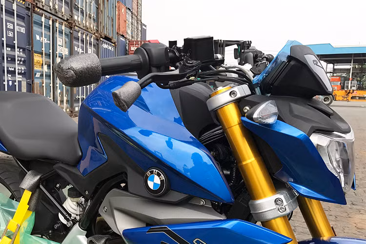 Cụ thể, dàn xe BMW G310R mới đã chính thức cập cảng Sài Gòn và theo thông tin từ phía đại lý chính hãng của Motorrad Việt Nam cho hay - mẫu xe môtô cỡ nhỏ này sẽ có mức giá dưới 200 triệu đồng nhằm cạnh tranh với các đối thủ đến từ: Honda, Kawasaki, Benelli, KTM và Yamaha.... Xe sẽ chính thức được ra mắt vào đầu tháng 4/2018 này.