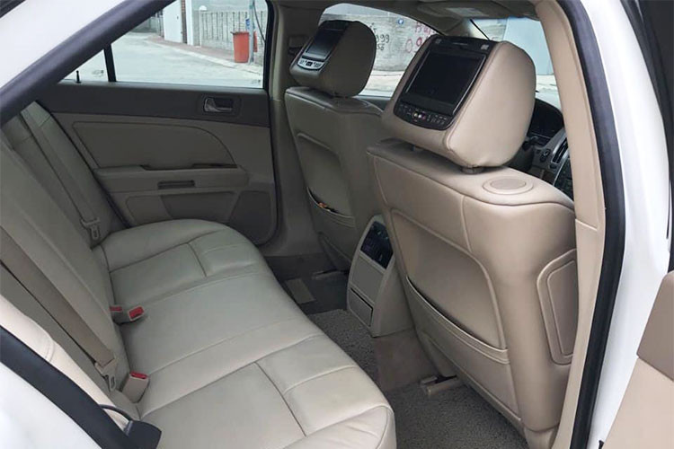 Phía bên trong khoang nội thất của Cadillac STS với chất liệu da khá sang trọng, tuy nhiên bảng taplo vẫn sử dụng chất liệu nhựa cứng. Vô lăng xe dạng 3 chấu chỉnh điện. Hệ thống điều chỉnh media, ra lệnh giọng nói và sưởi vô lăng đều được tích hợp trên tay lái của Cadillac STS cùng với dàn âm thanh 8 loa tới từ thương hiệu Bose.