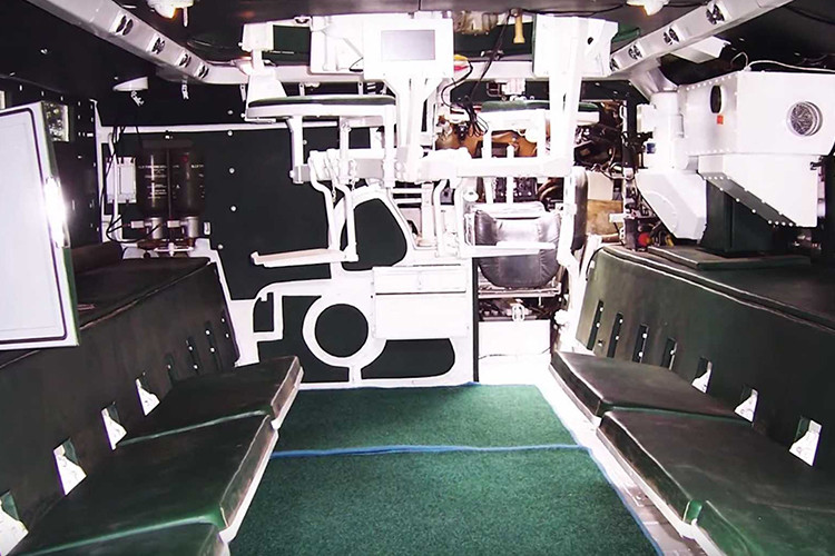 Nội thất bên trong chiếc xe tăng hạng sang này hoàn toàn khách biệt so với những chiếc cùng dòng, nó được trang bị lại gần như toàn bộ nội thất sang chảnh và được bọc da cùng với màu sơn trắng đen khá bắt mắt.