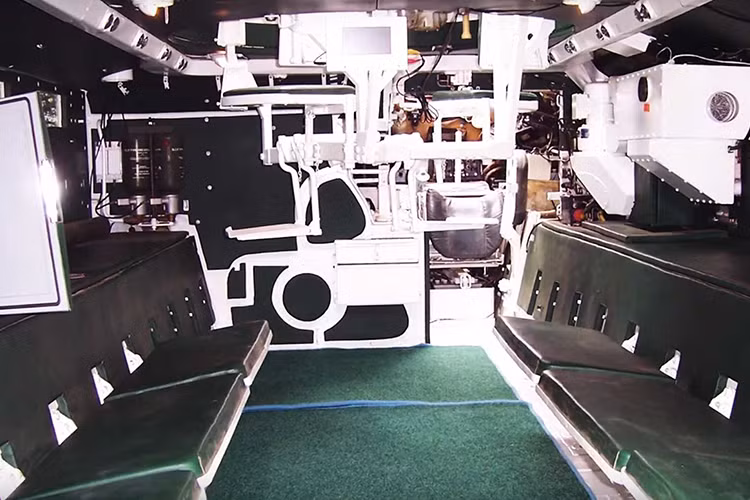 Nội thất bên trong chiếc xe tăng hạng sang này hoàn toàn khách biệt so với những chiếc cùng dòng, nó được trang bị lại gần như toàn bộ nội thất sang chảnh và được bọc da cùng với màu sơn trắng đen khá bắt mắt.