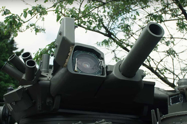 Với kích thước và trọng lượng khổng lồ, Mead nói rằng Tank Limo rất dễ lái. Đó là bởi vì nó quay ở giữa, khiến nó trở nên linh hoạt hơn một chiếc Hummer kéo dài. Tod Chamberlain, người chỉ huy xe tăng, nói rằng lần duy nhất họ mắc sai lầm là khi họ cắt một gương bên sườn của một chiếc xe van Transit ở Luân Đôn.