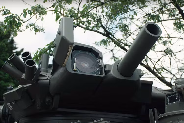 Với kích thước và trọng lượng khổng lồ, Mead nói rằng Tank Limo rất dễ lái. Đó là bởi vì nó quay ở giữa, khiến nó trở nên linh hoạt hơn một chiếc Hummer kéo dài. Tod Chamberlain, người chỉ huy xe tăng, nói rằng lần duy nhất họ mắc sai lầm là khi họ cắt một gương bên sườn của một chiếc xe van Transit ở Luân Đôn.