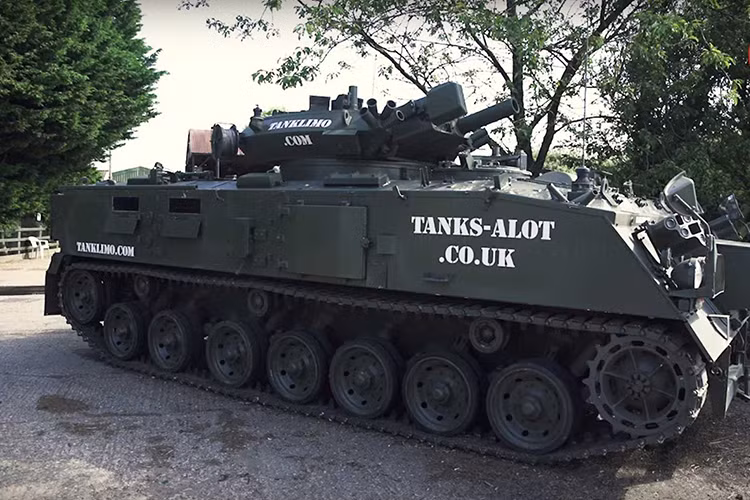 Xe Tank Limo hạng sang chắc hẳn là chiếc tăng được kéo dài đầu tiên và duy nhất trên thế giới mà bạn có thể thuê. Nó hiện đang định cư ở Anh Quốc và hoàn toàn hợp pháp để mang ra lái trên đường phố. Xem ra đây sẽ là một phương tiện chở lũ trẻ tới dạ hội trường trung học ngầu nhất quả đất, bất chấp cả Bentley hay Rolls-Royce.