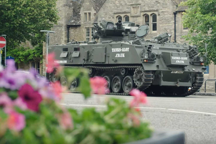 To lớn, ấn tượng, và ồn ào – đó là ba từ mà Nick Mead, chủ nhân của một phương tiện quái dị gọi là “Tank Limo”, sẽ sử dụng để miêu tả tuyệt tác xe tăng hàng độc khổng lồ của ông ấy.