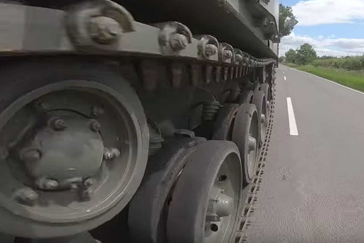 Như đã đề cập ở trên, Tank Limo hoàn toàn hợp pháp đi trên đường phố ở Anh Quốc, cho dù nó chỉ được phép di chuyển 32 km/h với bánh xích có đệm cao su. Tuy nhiên trên một đoạn đường tư nhân, Mead nói rằng nó có thể chạm tốc độ 56 km/h nhưng ông ấy nghĩ rằng nó có thể chạy nhanh hơn nữa. Nó dài 6,7 mét và rộng 2,43 mét, trong khi nặng 17,5 tấn.