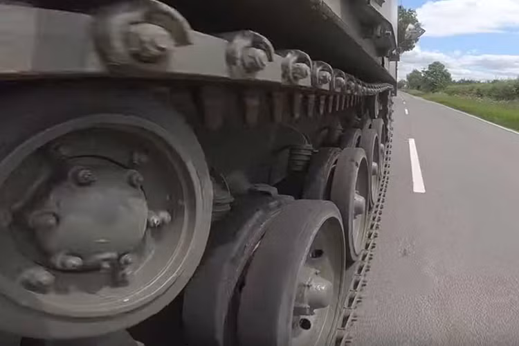 Như đã đề cập ở trên, Tank Limo hoàn toàn hợp pháp đi trên đường phố ở Anh Quốc, cho dù nó chỉ được phép di chuyển 32 km/h với bánh xích có đệm cao su. Tuy nhiên trên một đoạn đường tư nhân, Mead nói rằng nó có thể chạm tốc độ 56 km/h nhưng ông ấy nghĩ rằng nó có thể chạy nhanh hơn nữa. Nó dài 6,7 mét và rộng 2,43 mét, trong khi nặng 17,5 tấn.