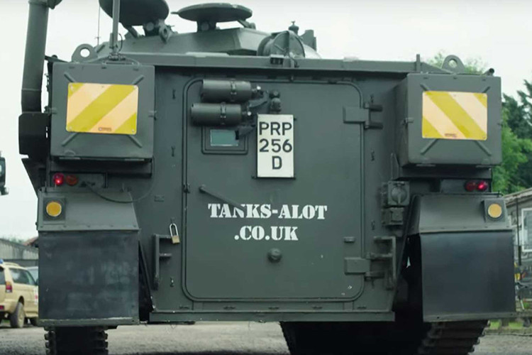 Nếu đang sinh sống và làm việc ở Anh Quốc, bạn có thể thuê chiếc Tank Limo này để đi dạo một vòng, dọa nạt bạn bè với giá khoảng 2.000 USD (tương đương khoảng hơn 46 triệu đồng) để vi vu đây đó mà không sợ bị đụng hàng giống những mẫu xe sang chảnh hiện đại khác.
