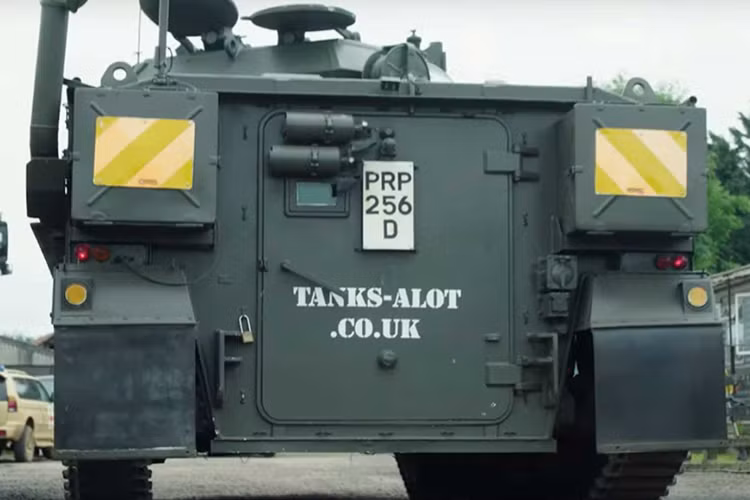 Nếu đang sinh sống và làm việc ở Anh Quốc, bạn có thể thuê chiếc Tank Limo này để đi dạo một vòng, dọa nạt bạn bè với giá khoảng 2.000 USD (tương đương khoảng hơn 46 triệu đồng) để vi vu đây đó mà không sợ bị đụng hàng giống những mẫu xe sang chảnh hiện đại khác.