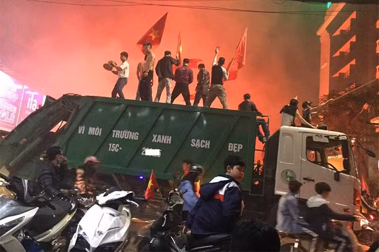 Xe chở rác sạch sẽ lạ thường trong ngày vui chiến thắng.