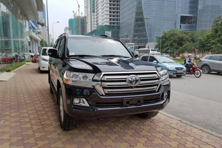 Với mức giá gần 4 tỷ đồng sẽ có nhiều lựa chọn hợp lý hơn Toyota Land Cruiser tại thời điểm hiện tại. Chiếc xe SUV cỡ lớn Nhật Bản đang dần nằm ngoài cuộc chơi với các đối thủ cùng phân khúc khi chỉ bán ra 3 xe. Người tiêu dùng đang có xu hướng chọn những dòng xe nhỏ nhưng đủ dùng hơn là những động cơ V8 4.6 lít "uống xăng như nước".