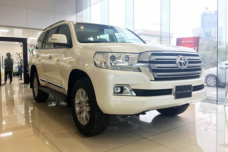 Đứng đầu danh sách xe ôtô ế nhất Việt Nam trong 5 tháng đầu 2019 là Toyota Land Cruiser. Mẫu xe này vừa tiến hành nâng cấp vào đầu tháng 4/2019 với nhiều trang bị mới, nhưng đồng thời cũng khiến giá xe tăng lên tới 333 triệu đồng. Dù vậy, so với doanh số 45 xe của tháng 5 cũng là một sự tăng trưởng tương đối tốt với một mẫu SUV hạng sang.