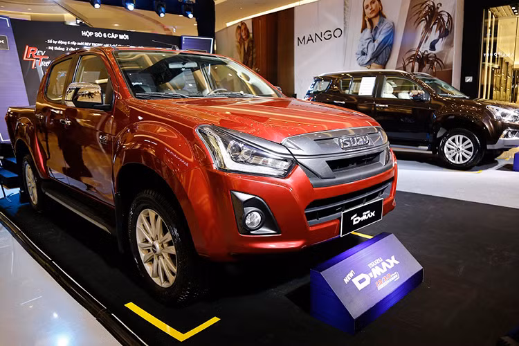 Thêm một chiếc Isuzu nữa nằm trong top xe ôtô ế nhất Việt Nam, đó là chiếc bán tải D-Max. Cụ thể, trong 5 tháng chiếc xe bán tải Nhật nhập khẩu này chỉ bán được 204 chiếc, thực tế doanh số này tương đối khả quan bởi hiện tại mức thuế của dòng xe này đã tăng và sức ép từ các đối thủ mạnh hơn lại vô cùng lớn.