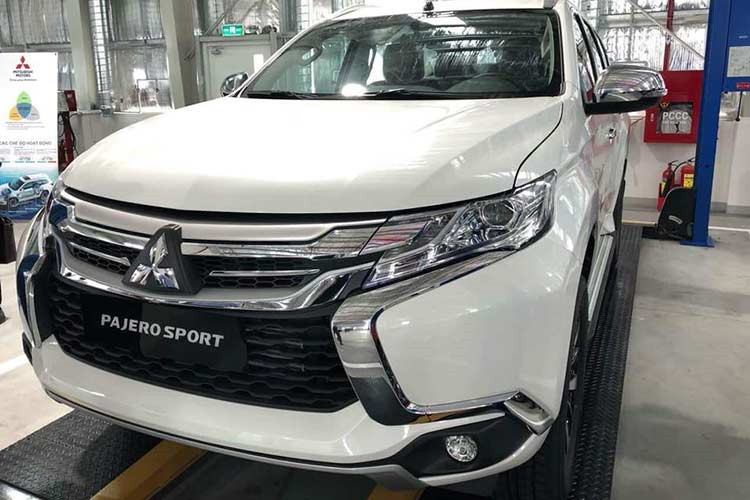 Dù nhận được khá nhiều ưu đãi từ cả nhà sản xuất lẫn đại lý, nhưng Mitsubishi Pajero Sport tại Việt Nam vẫn khó lòng khởi sắc doanh số. Trong 5 tháng vừa qua, chiếc xe Nhật bán được 339 chiếc trên toàn thị trường. Được biết, Mitsubishi Pajero Sport được bán ra với 6 phiên bản, giá từ 980,5 đến 1,250 triệu đồng.