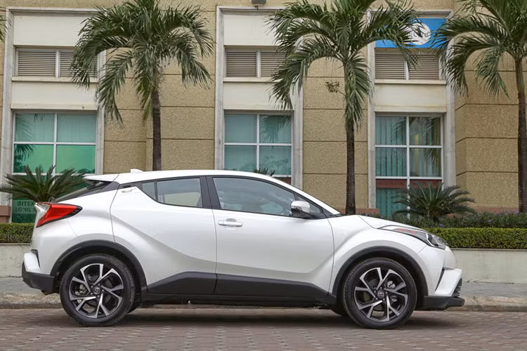 Nếu như đem so sánh Toyota C-HR với Ford Ecosport hay Chevrolet Trax ở phân khúc xe SUV/CUV cỡ nhỏ đô thị thì chiếc xe nhỉnh hơn mọi mặt về sức mạnh, ngoại thất... Hiện xe được trưng bày tại Shoroom nhập khẩu ôtô tư nhân không chính hãng tại Hà Nội với giá bán chưa được tiết lộ.
