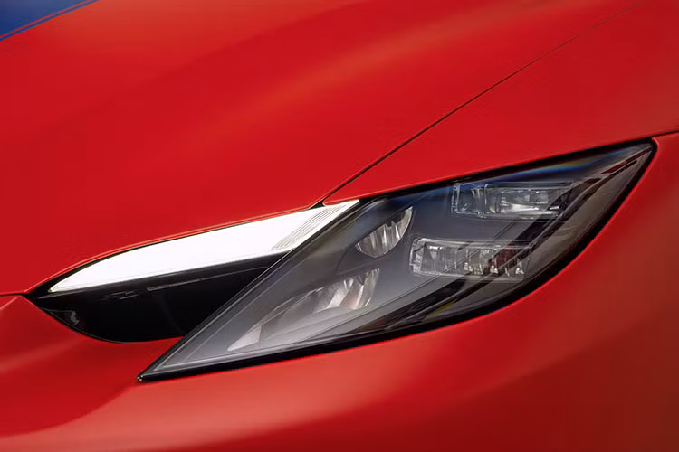 Điểm nhấn đặc biệt trên chiếc 296 GTS đầu tiên tại Việt Nam nằm ở loạt trang bị tùy chọn theo xe. Ngoại thất xe nổi bật với lớp sơn Rosso F1-75 Opaco dạng nhám, lấy cảm hứng từ chiếc xe đua F1 của Ferrari dùng trong mùa giải 2022.