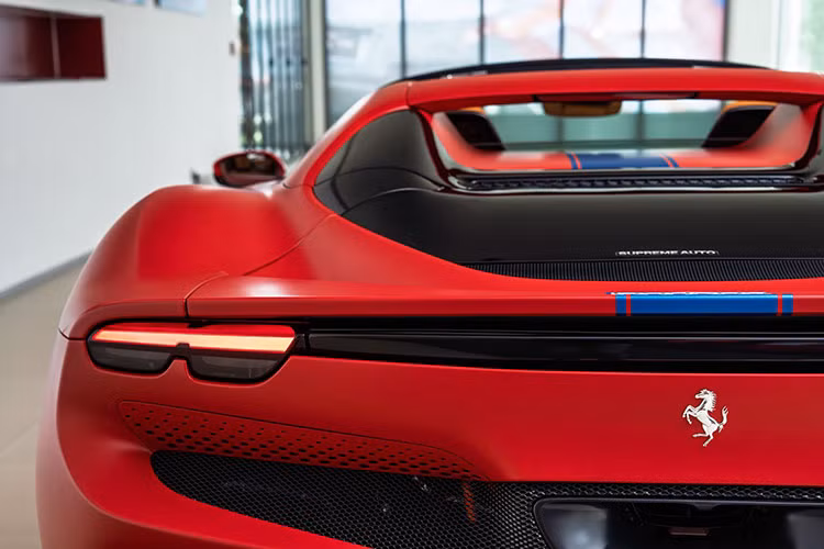 Dù giá bán cụ thể không được công bố, song theo thông tin từ nhà phân phối vào tháng 2/2023, mức giá xe Ferrari 296 GTS 2025 bản hybrid này có mức khởi điểm từ 23 tỷ đồng, chưa bao gồm các tùy chọn cá nhân hóa.