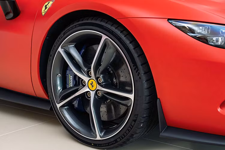 Đi kèm là sọc trang trí Blu Corsa chạy dọc từ đầu tới đuôi xe, tạo nên một diện mạo đậm chất thể thao và hiếm thấy. Theo nhà phân phối, đây có thể là chiếc Ferrari 296 GTS duy nhất không chỉ tại Việt Nam mà còn trên toàn cầu sở hữu cấu hình cách phối màu này.