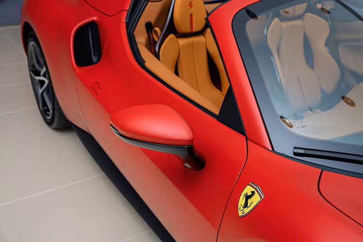 Chiếc Ferrari 296 GTS sở hữu hệ thống đèn chiếu sáng và đèn hậu LED, cụm ống xả đặt chính giữa phần cản sau - nét đặc trưng của dòng 296. Xe được trang bị bộ mâm đa chấu 2 tông màu với kích thước 20 inch ở phía trước và 21 inch ở phía sau, đi kèm cùm phanh sơn màu xanh dương đậm.